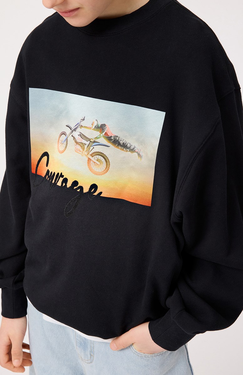 Monti - Airtime - Sort sweatshirt med print til børn i blødt, økologisk bomuld med ribkanter ved hals, ærmer og i bunden af blusen.