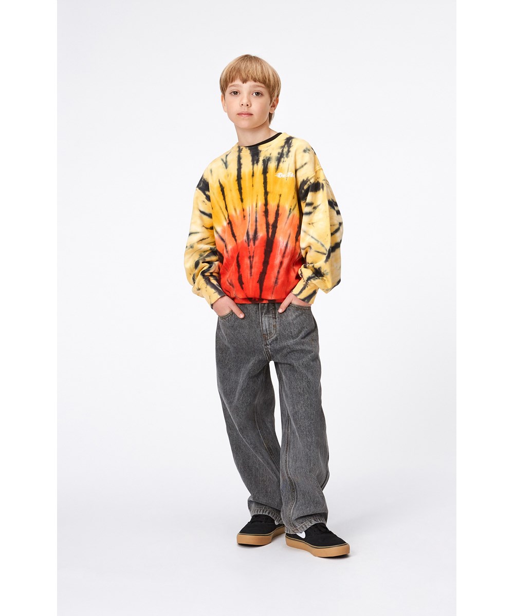 Monti - Fire Dye - Økologisk sweatshirt med tie dye print i rød orange gule nuancer