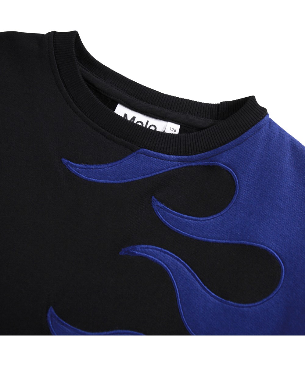 Monti - Flaming Blue - Sort og blå sweatshirt til børn i blødt økologisk bomuld med flammemotiv