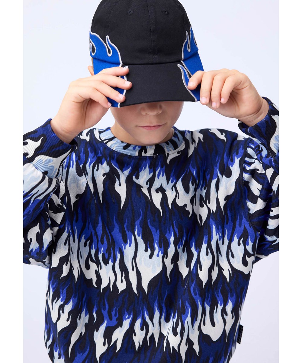 Monti - Ingenuity Cool - Blå, hvid og sort sweatshirt til børn i blødt økologisk bomuld med flammeprint-