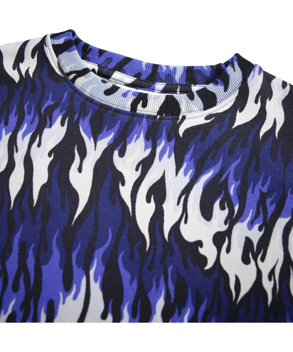 Monti - Ingenuity Cool - Blå, hvid og sort sweatshirt til børn i blødt økologisk bomuld med flammeprint-