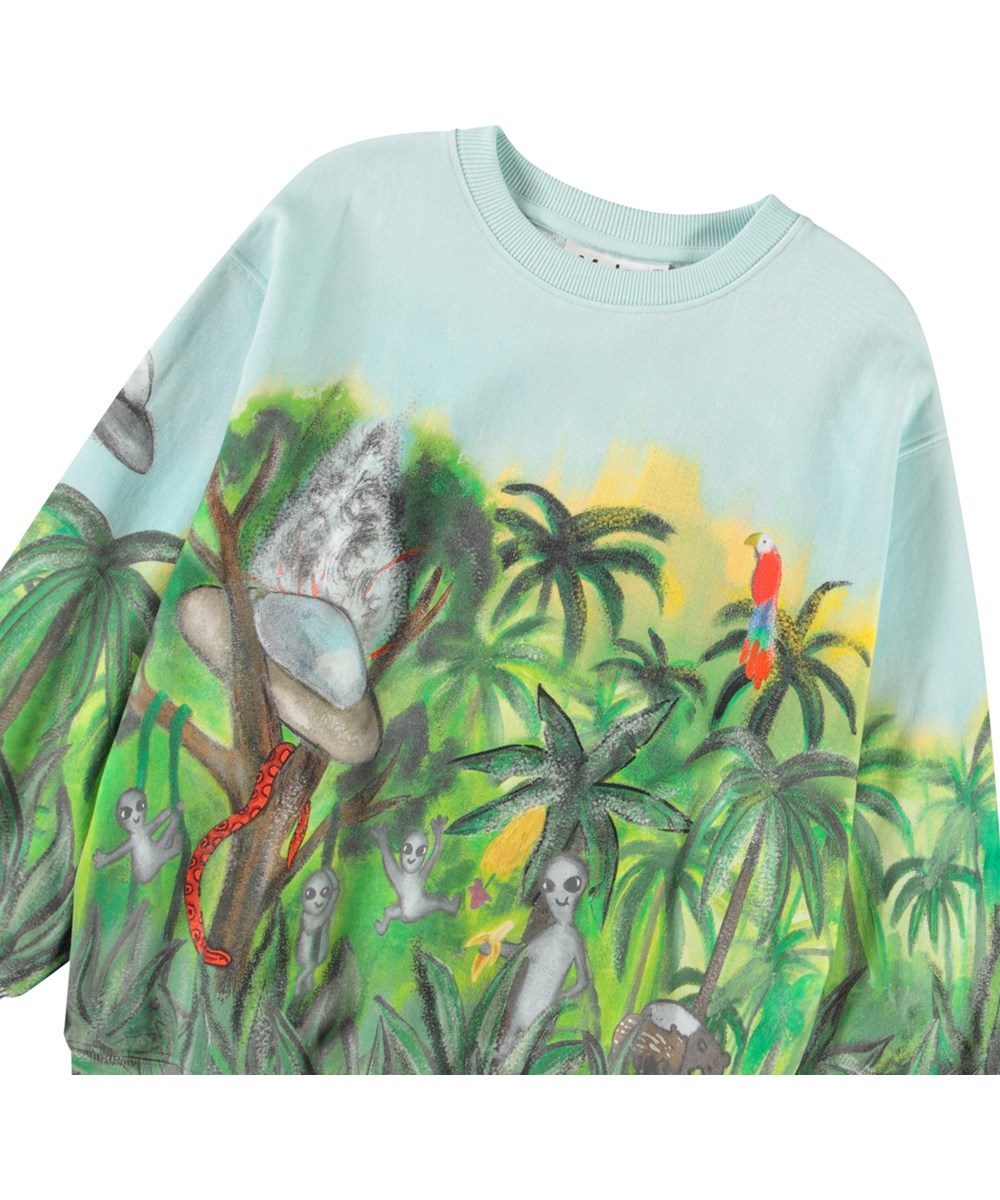 Monti - Jungle Visitors - Lyseblå sweatshirt med print til børn i blødt, økologisk bomuld med ribkanter ved hals, ærmer og i bunden af blusen.