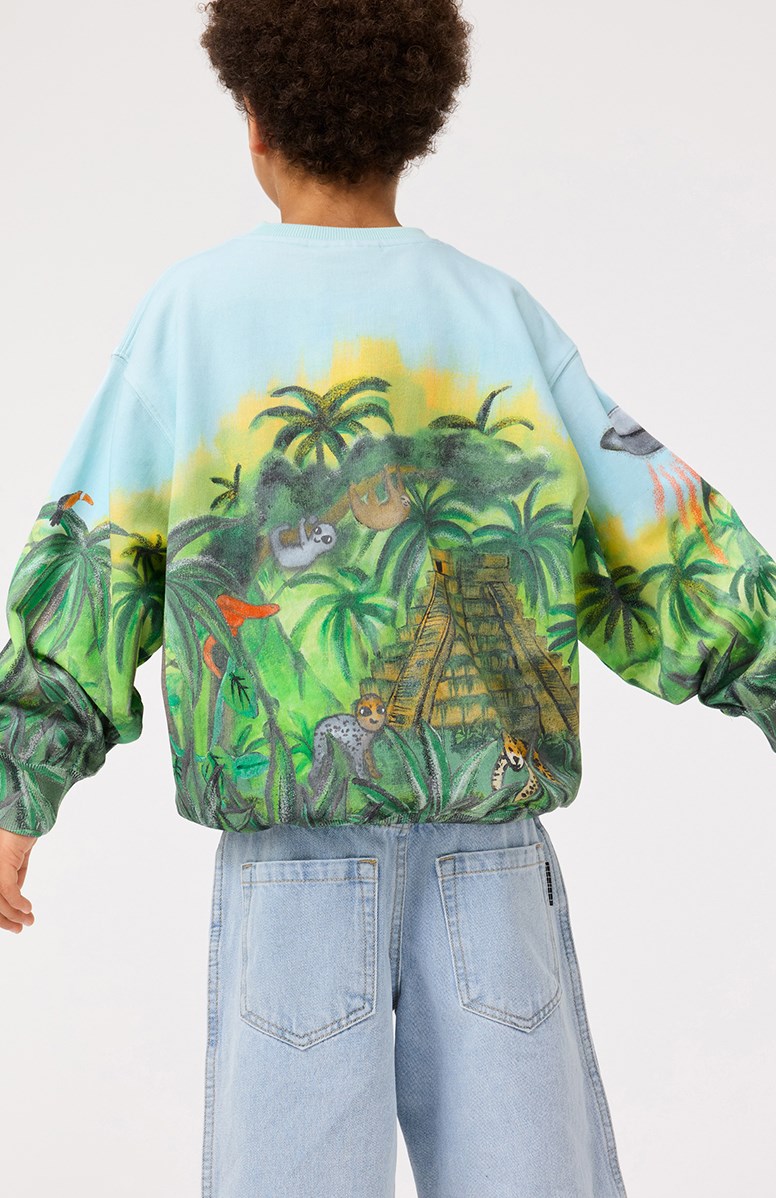 Monti - Jungle Visitors - Lyseblå sweatshirt med print til børn i blødt, økologisk bomuld med ribkanter ved hals, ærmer og i bunden af blusen.