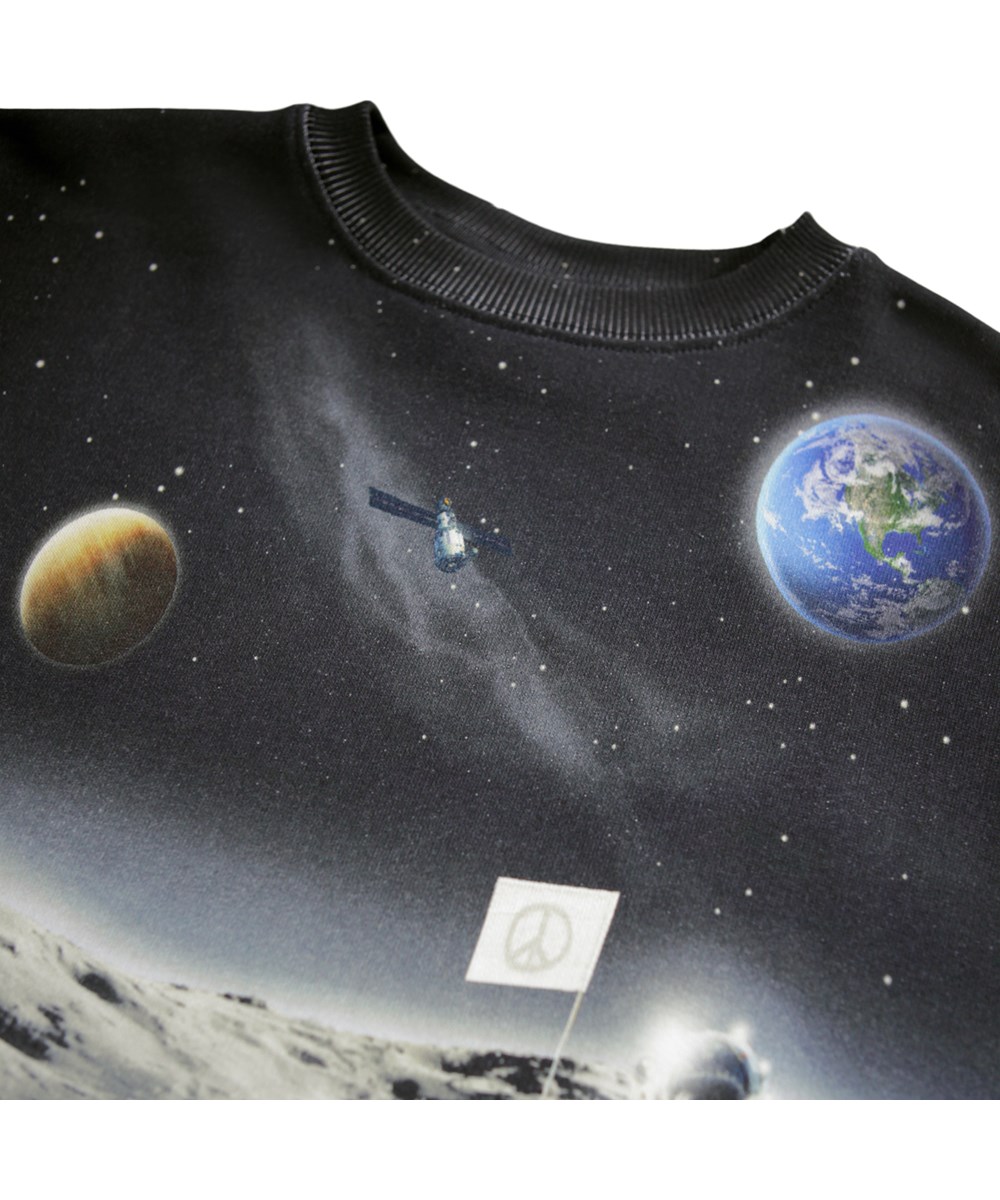 Monti - Moon Traveller - Sweatshirt i blødt økologisk bomuld til børn med print af en astronaut på månen.