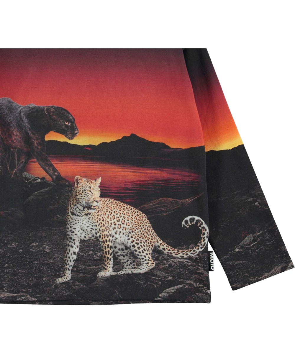 Mountoo - Wild Lake - Bluse med panter leopard i solnedgang ved sø print.