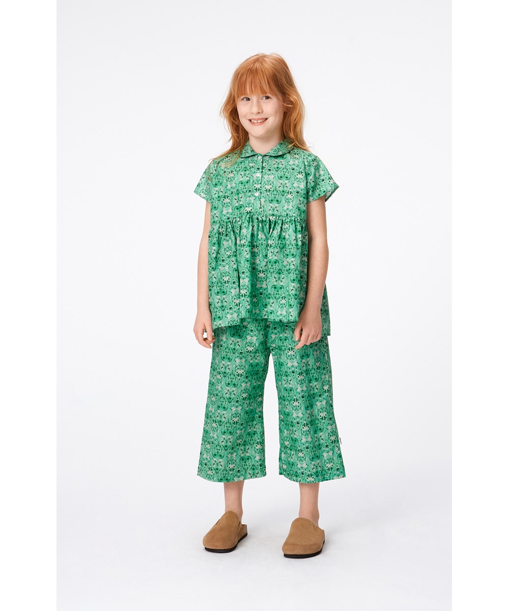 Abbi - Notes Of Green - Gröna byxor i ekologisk bomull med gröna och vita blommor. 