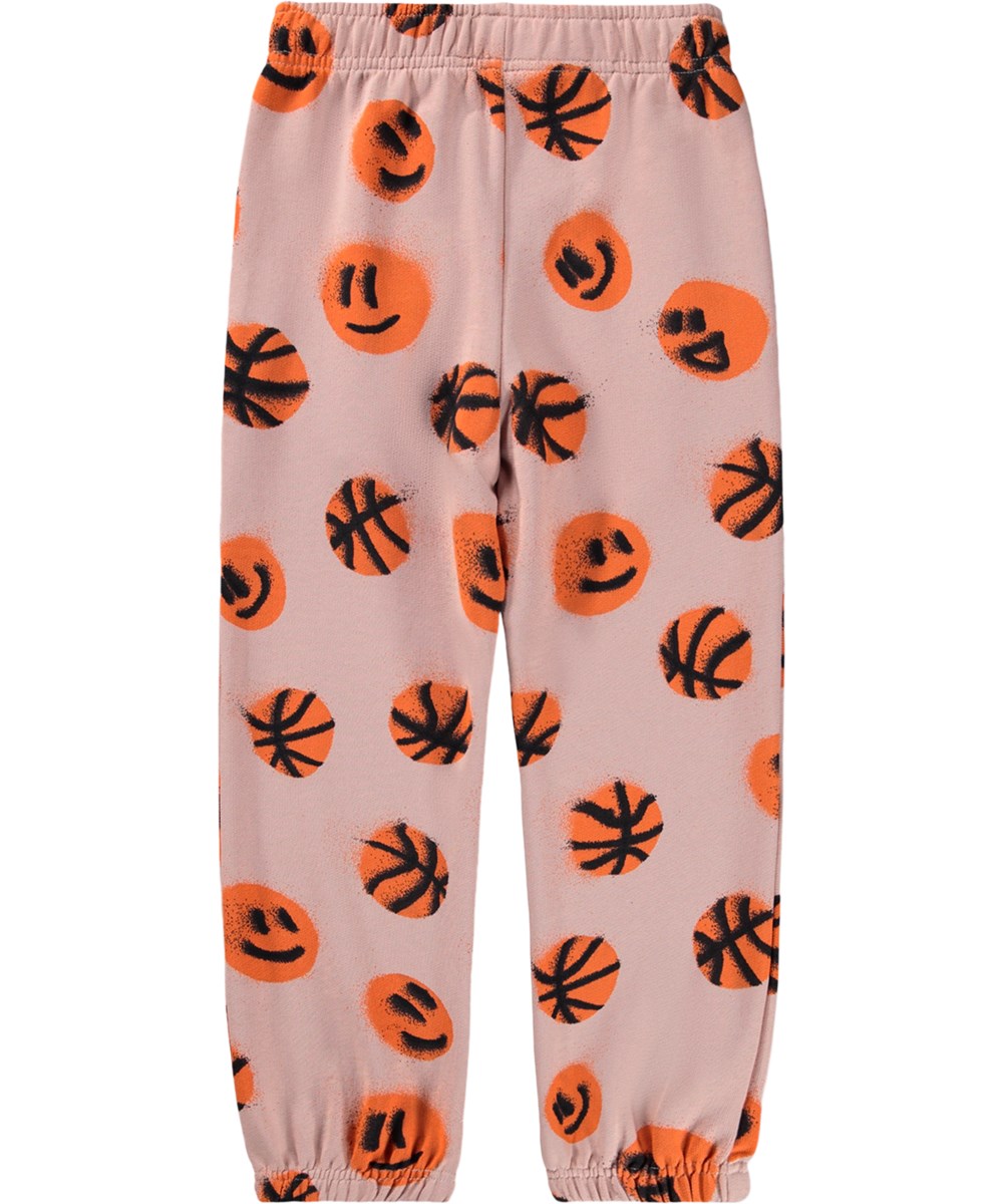 Adan - Basketball Rose - Rosa, mjuka sweatpants för barn i ekologisk bomull med ett basketmönster