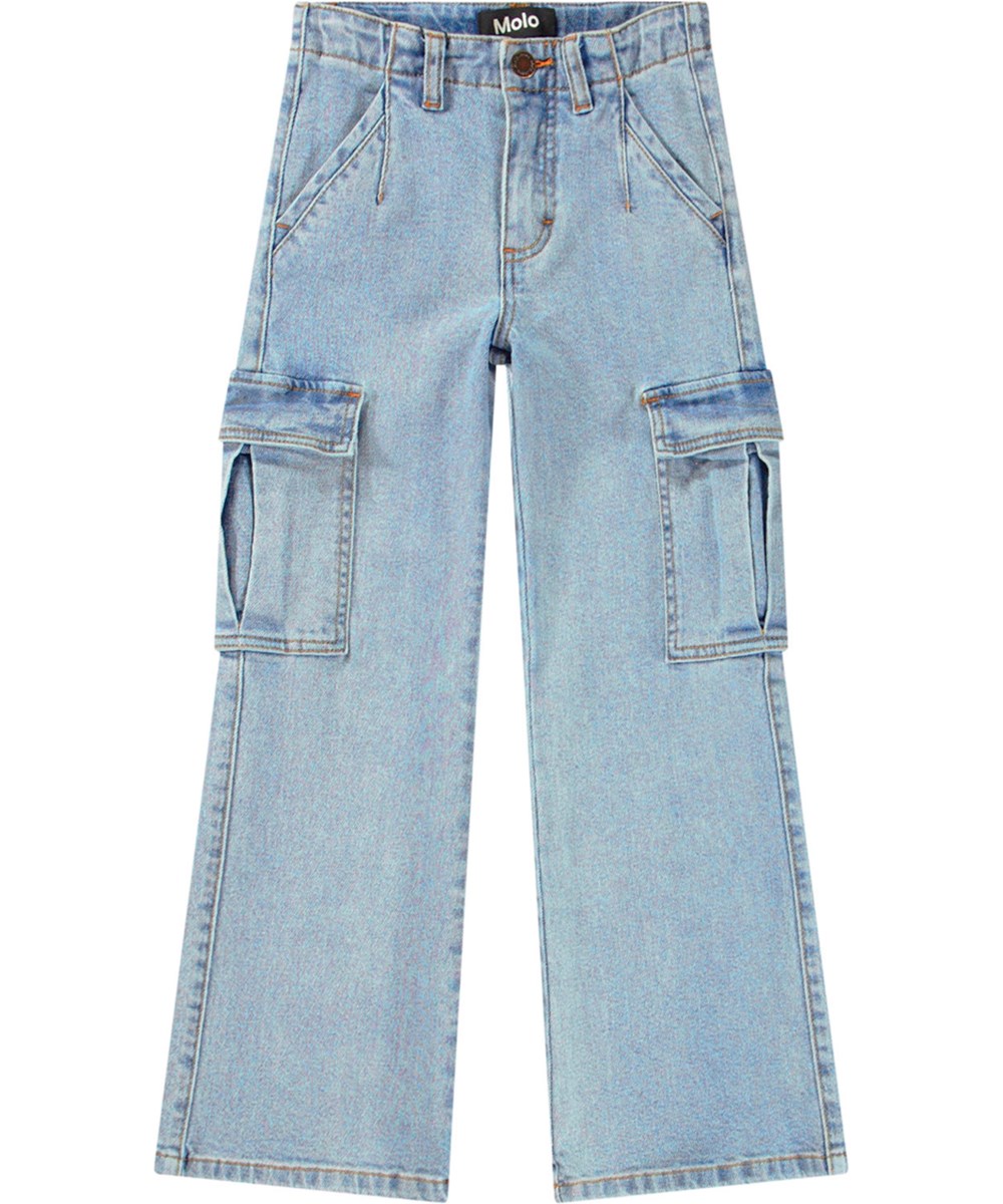 Addy - Distressed Washed - Blå denimjeans med trumpetform i ekologisk bomull med cargofickor för barn.