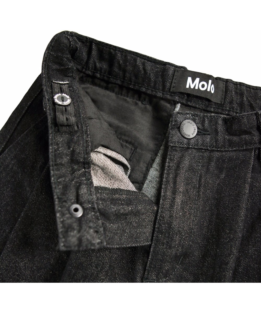Aeisha - Washed Black - Mörkgrå jeans i denim för barn tillverkade av lätt bomull i en lös passform.
