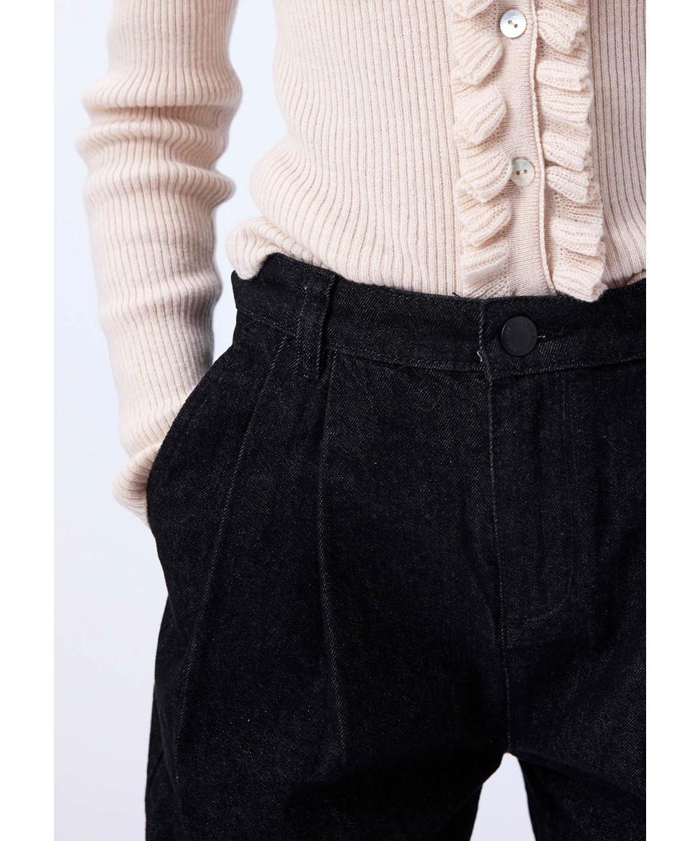 Aeisha - Washed Black - Mörkgrå jeans i denim för barn tillverkade av lätt bomull i en lös passform.