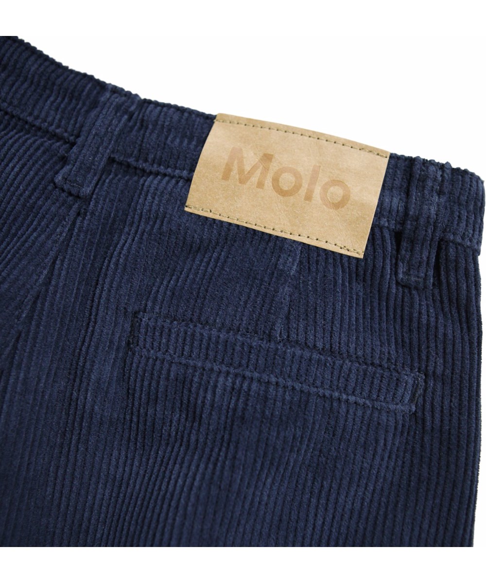 Alaine - Galaxy Blue - Mörkblå byxor för barn gjorda av mjuk bomullssammet i en lös passform.