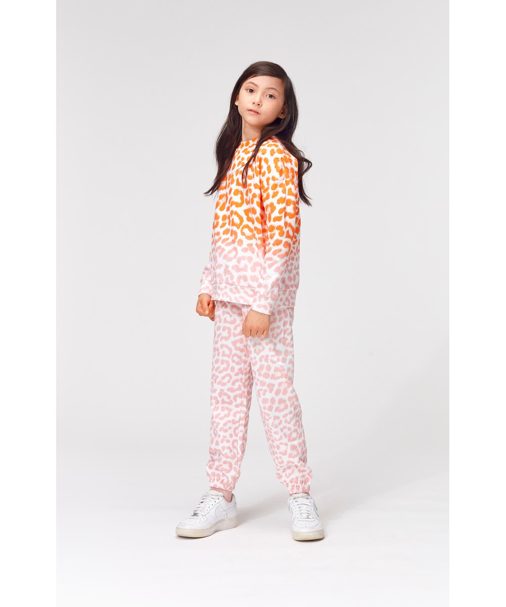 Ammosa - Faded Jaguar AOP - Ekologiska sweatpants med rosa leopardmönster.