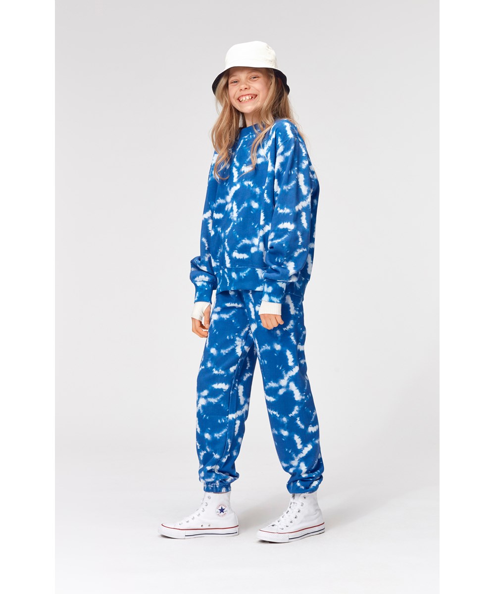 Ammosa - Ink Shibori - Blå sweatpants med vitt mönster.