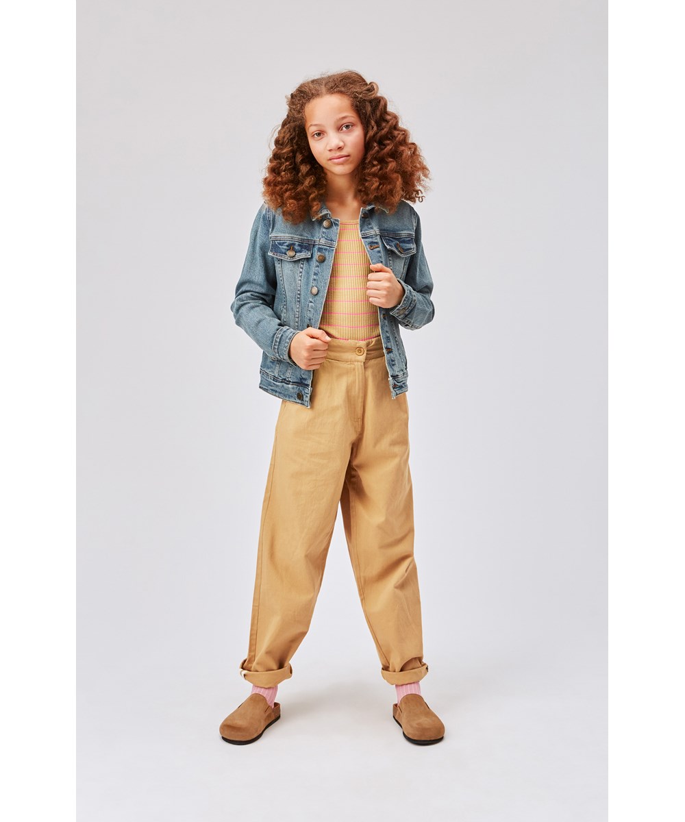 Anika - Cardboard - Sandfärgade chinos.