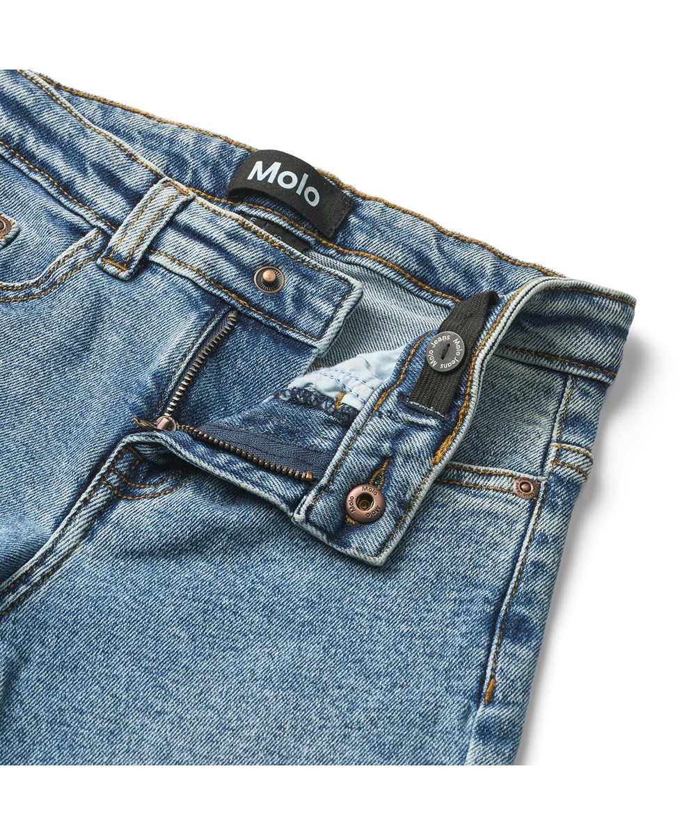 Asta - Worn Denim - Blåa jeans med utsvängda ben och stretch i ekologisk bomull.