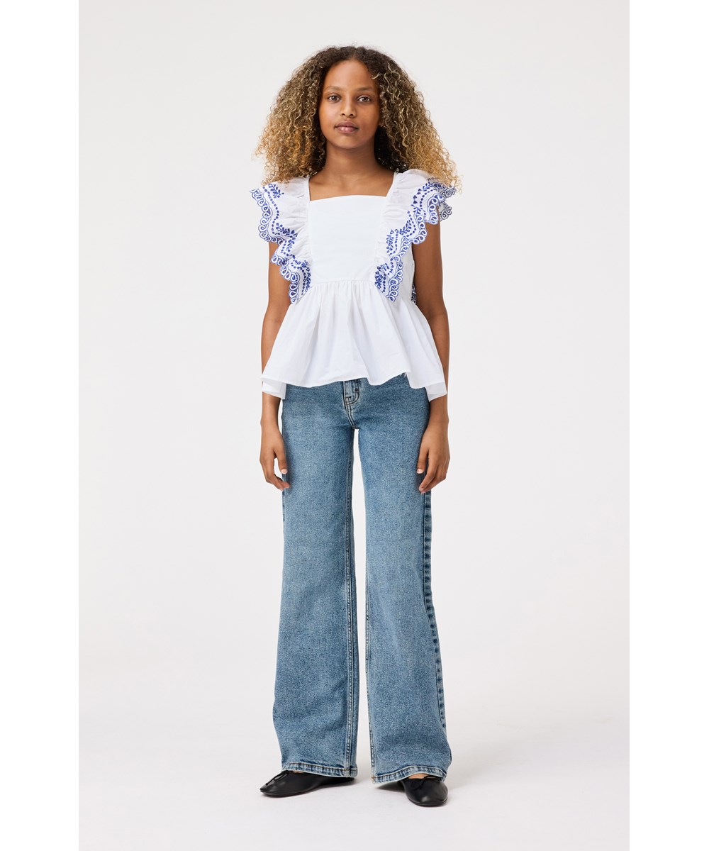 Asta - Worn Denim - Blåa jeans med utsvängda ben och stretch i ekologisk bomull.