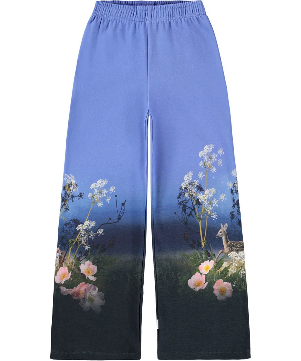 Aurita - Moonrise Meadow - Blå sweatpants gjorda av ekologisk bomull med en blomsteräng.