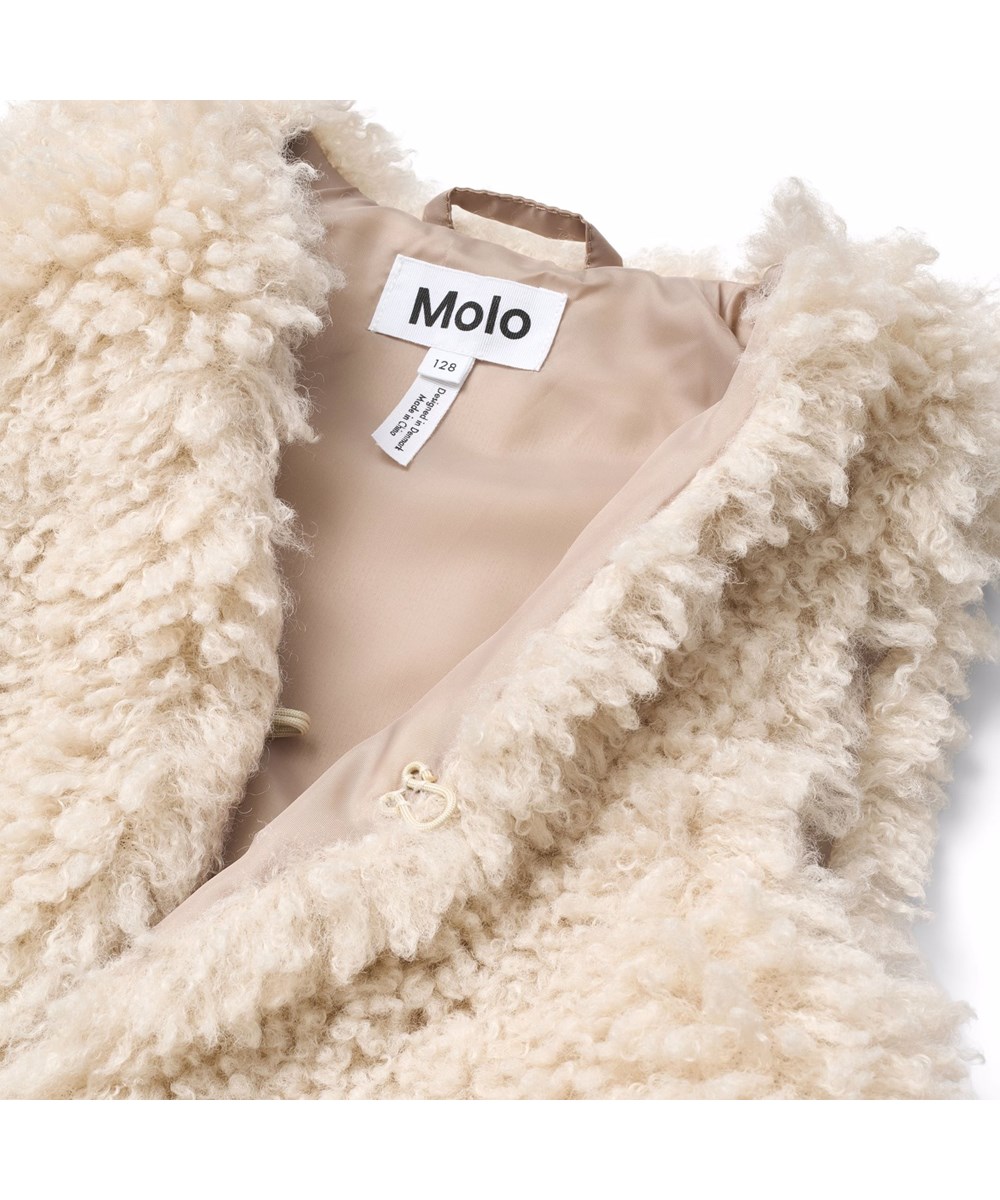 Hatcha - Vanilla - Krämfärgad fluffig väst i teddymaterial för barn.