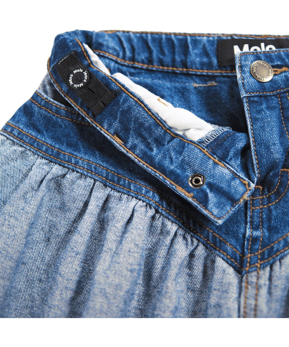 Becca - Two Side Denim - Snygg tvåfärgad jeanskjol i ekologisk bomull.