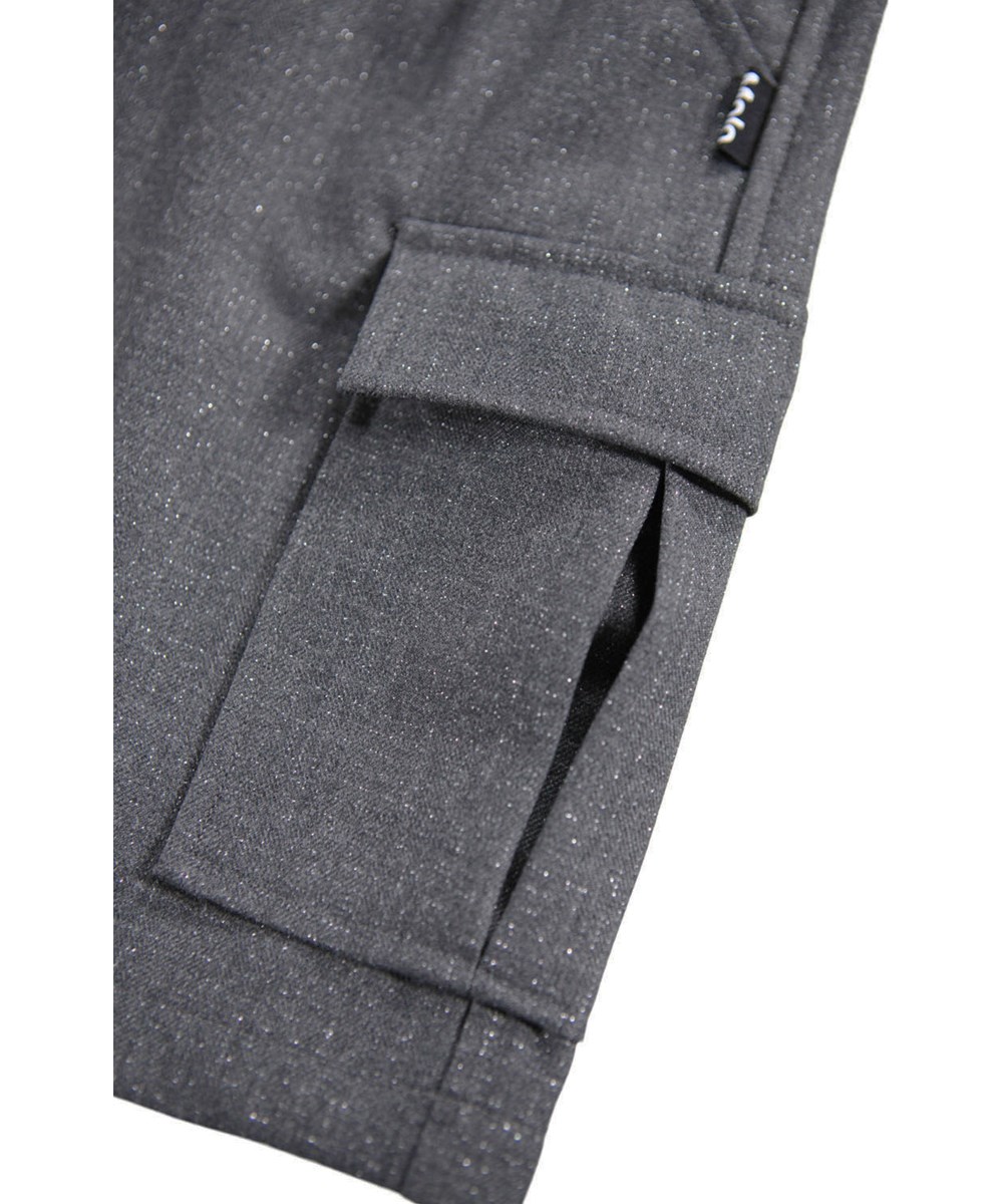 Belli - Grey Silver Check - Grå kjol för barn med silvertråd och lastfickor på sidan.