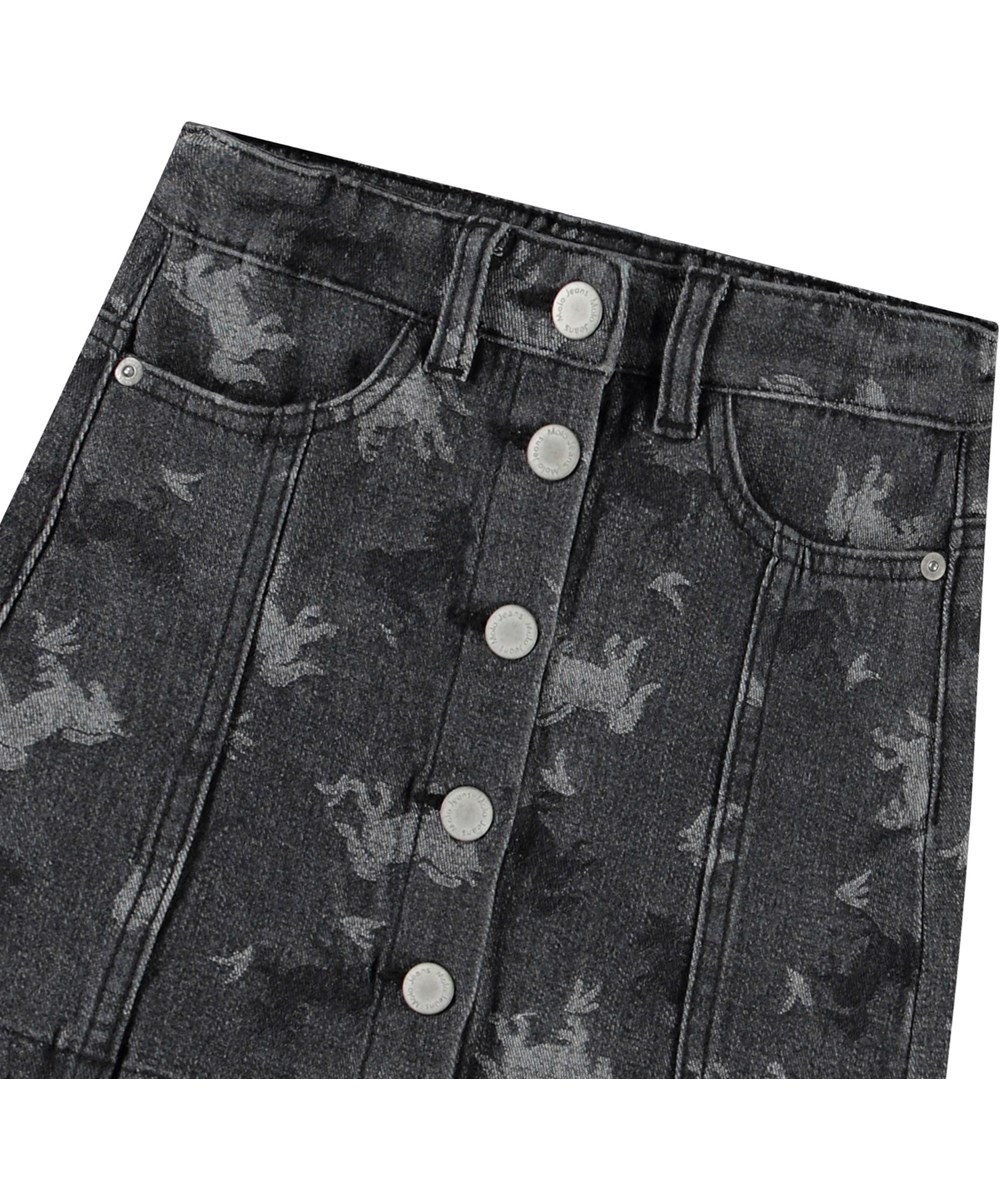 Bera - Giddy-Up Denim - Grå denimkjol med silverfärgade knappar för att fästa. Kjolen har ett vackert vävt mönster av hästar.