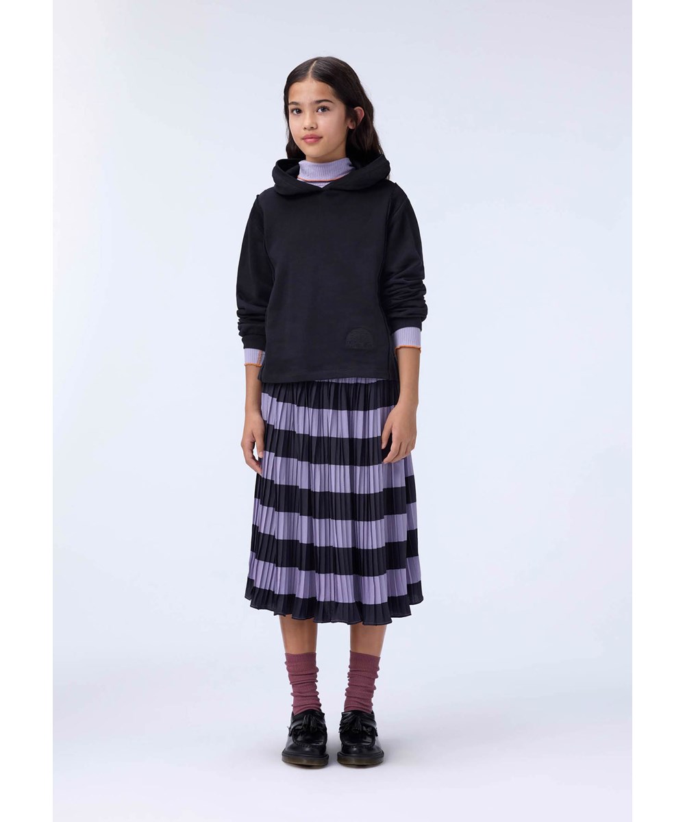 Bess - Wide Stripe - Veckad randig kjol för barn i svart och lila med resår i midjan.