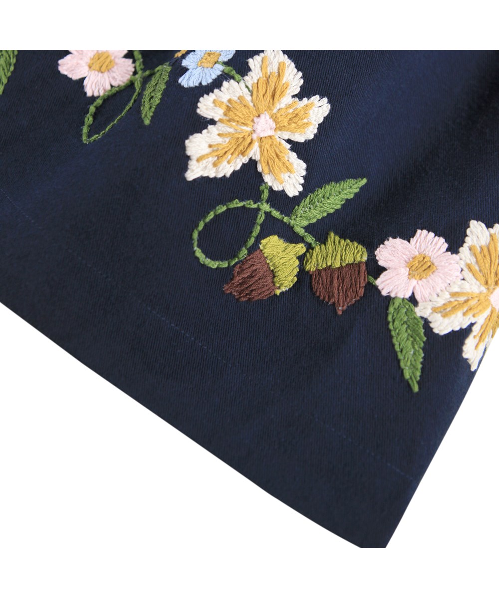 Bonnie - Galaxy Blue - Mörkblå kjol för barn gjord av bomullstwill med broderi av blommor och nötter.