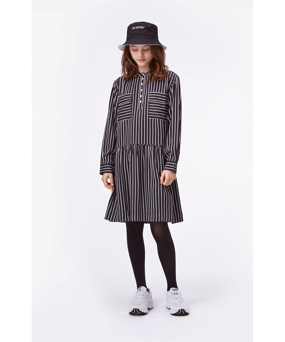 Cacao - Vertical BW Stripe - Blå och vit randig skjortklänning