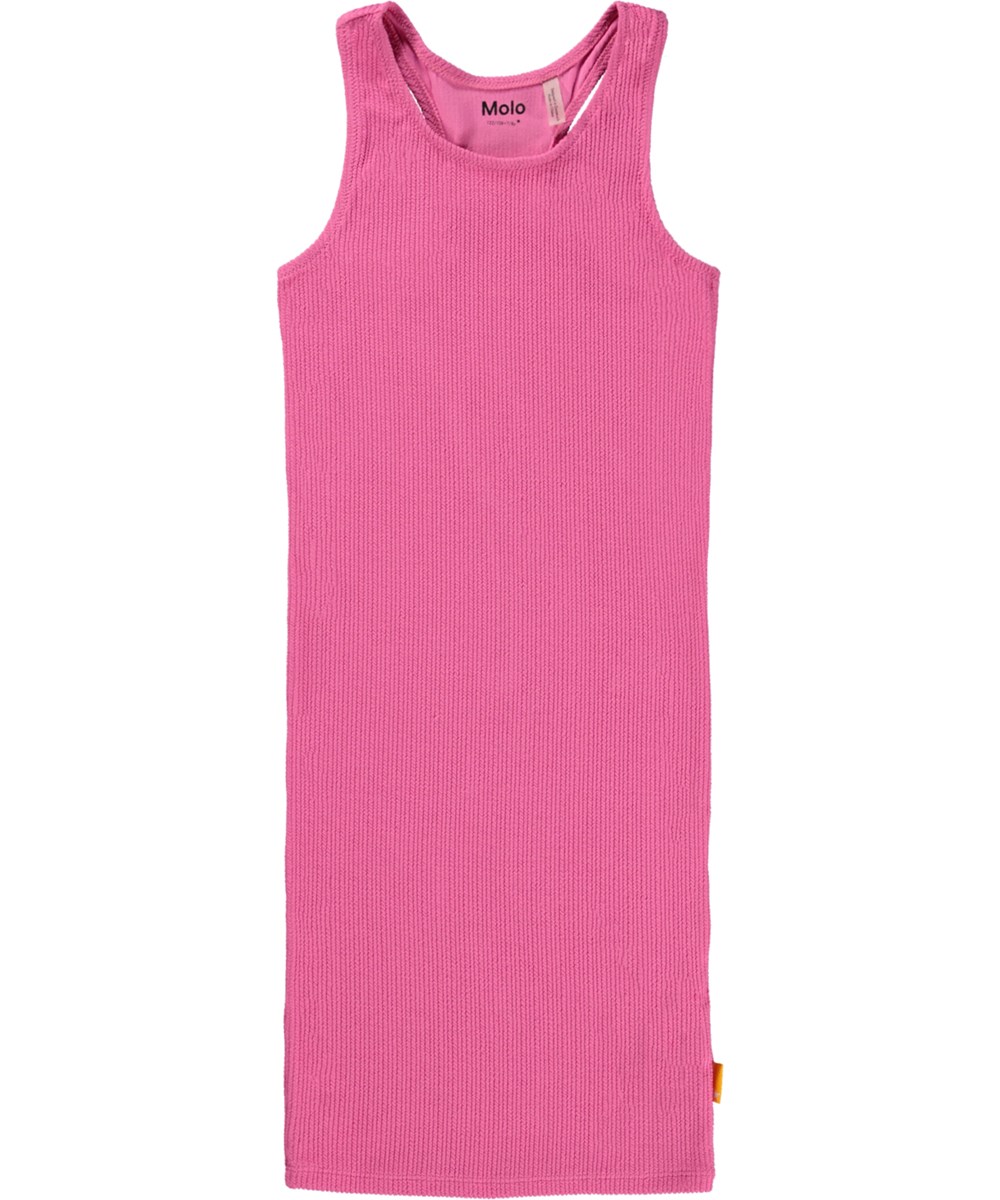 Cailey - Hibiscus - Rosa klänning med vågig smockeffekt.