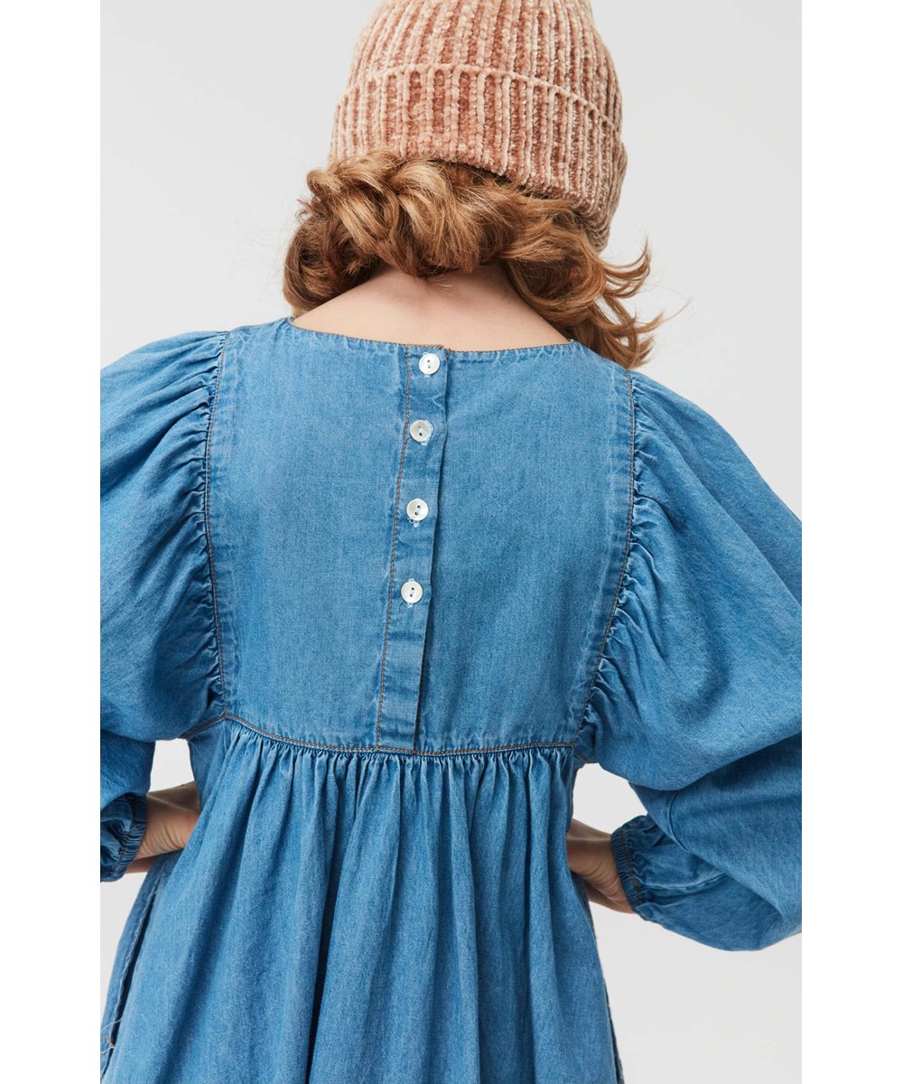 Caly - Washed Blue - Blå jeanskjol med stora ärmar.