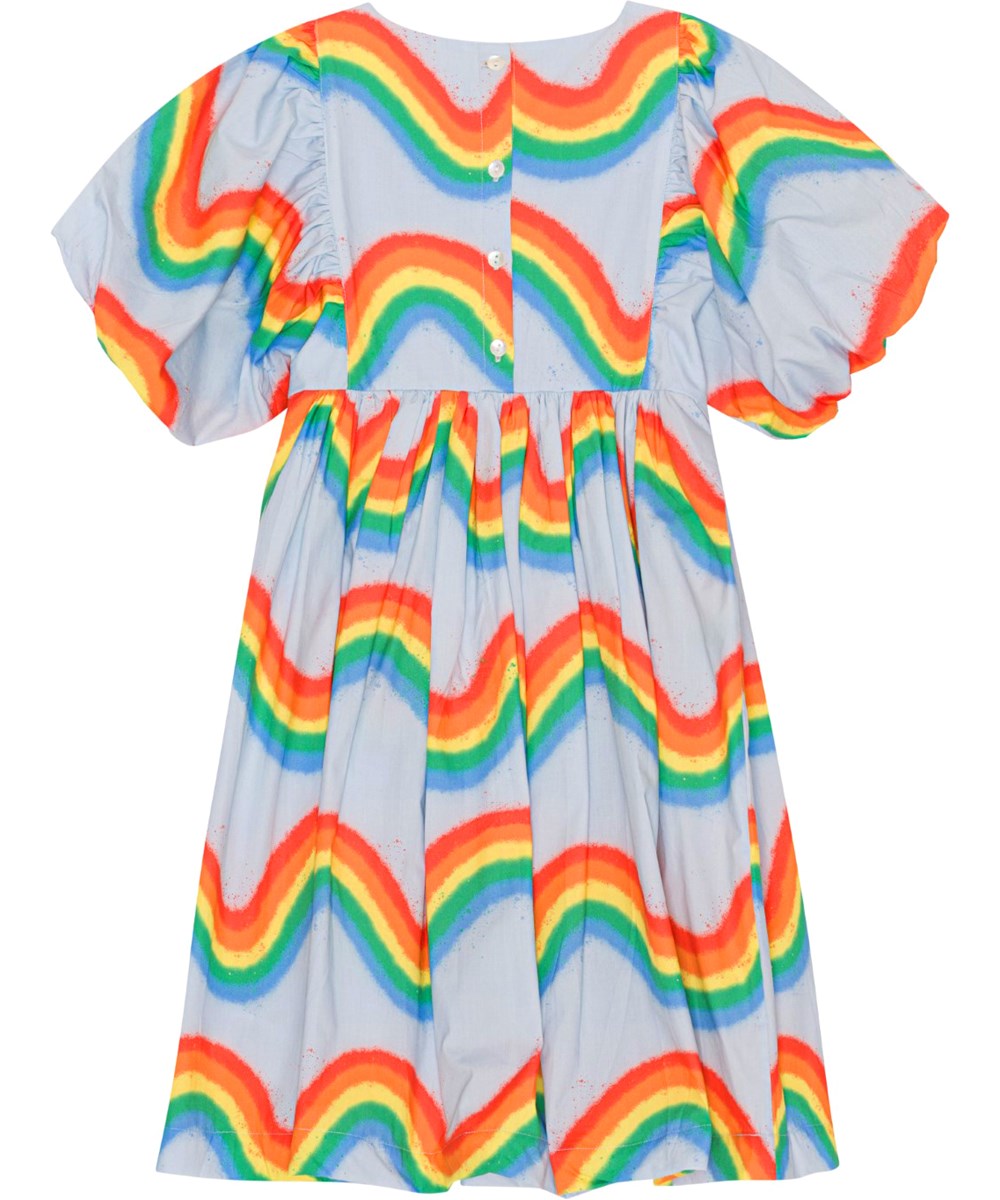 Calyita - Rainbow Waves - Ljusblå klänning i ekologisk bomull med regnbågar.