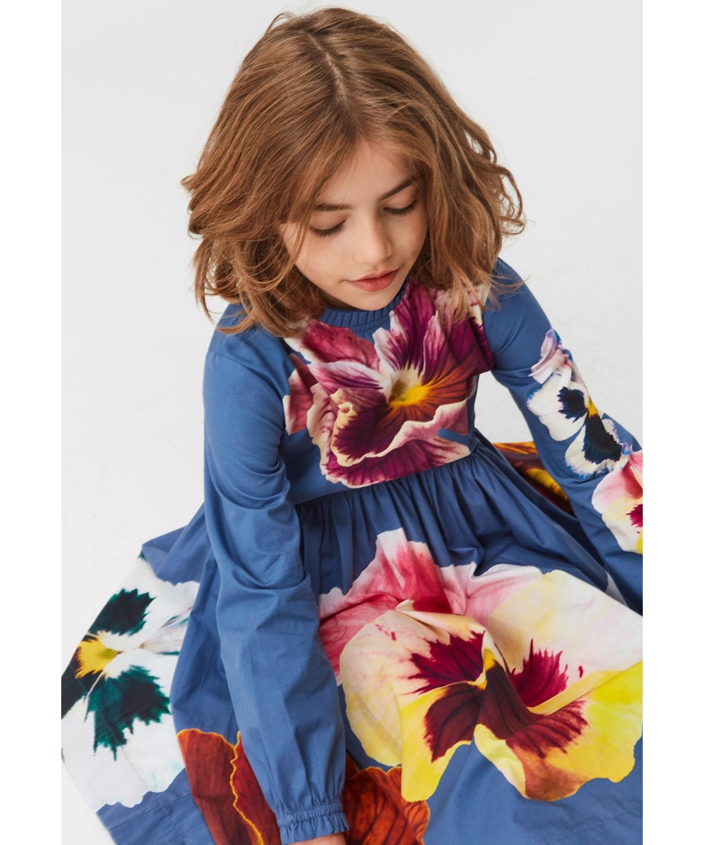 Cami - Blue Pansy - Ekologisk blå klänning med stora blommor