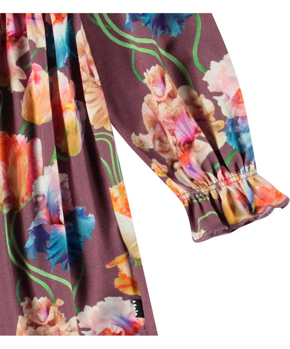 Camie - Rainbow Tulips - Lila knälång klänning för barn i mjuk ekologisk bomullsjersey med en rund hals och långa ärmar med volangkant.