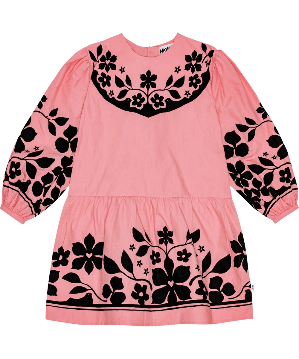 Camilla - Pink Folklore - Oversized knälång klänning i bordeauxfärgad ekologisk bomull med volangkjol.