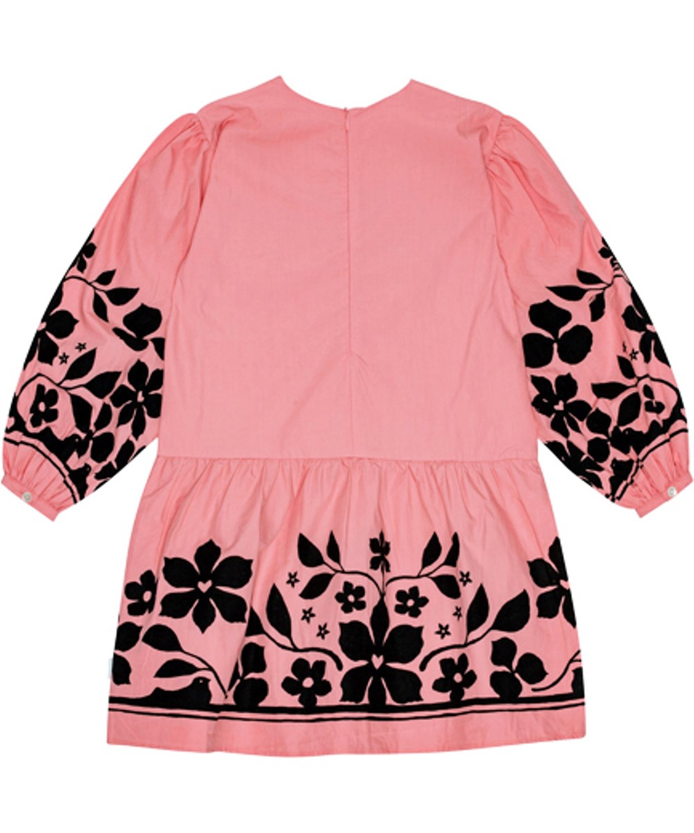 Camilla - Pink Folklore - Oversized knälång klänning i bordeauxfärgad ekologisk bomull med volangkjol.