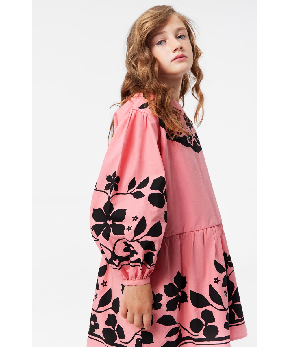 Camilla - Pink Folklore - Oversized knälång klänning i bordeauxfärgad ekologisk bomull med volangkjol.