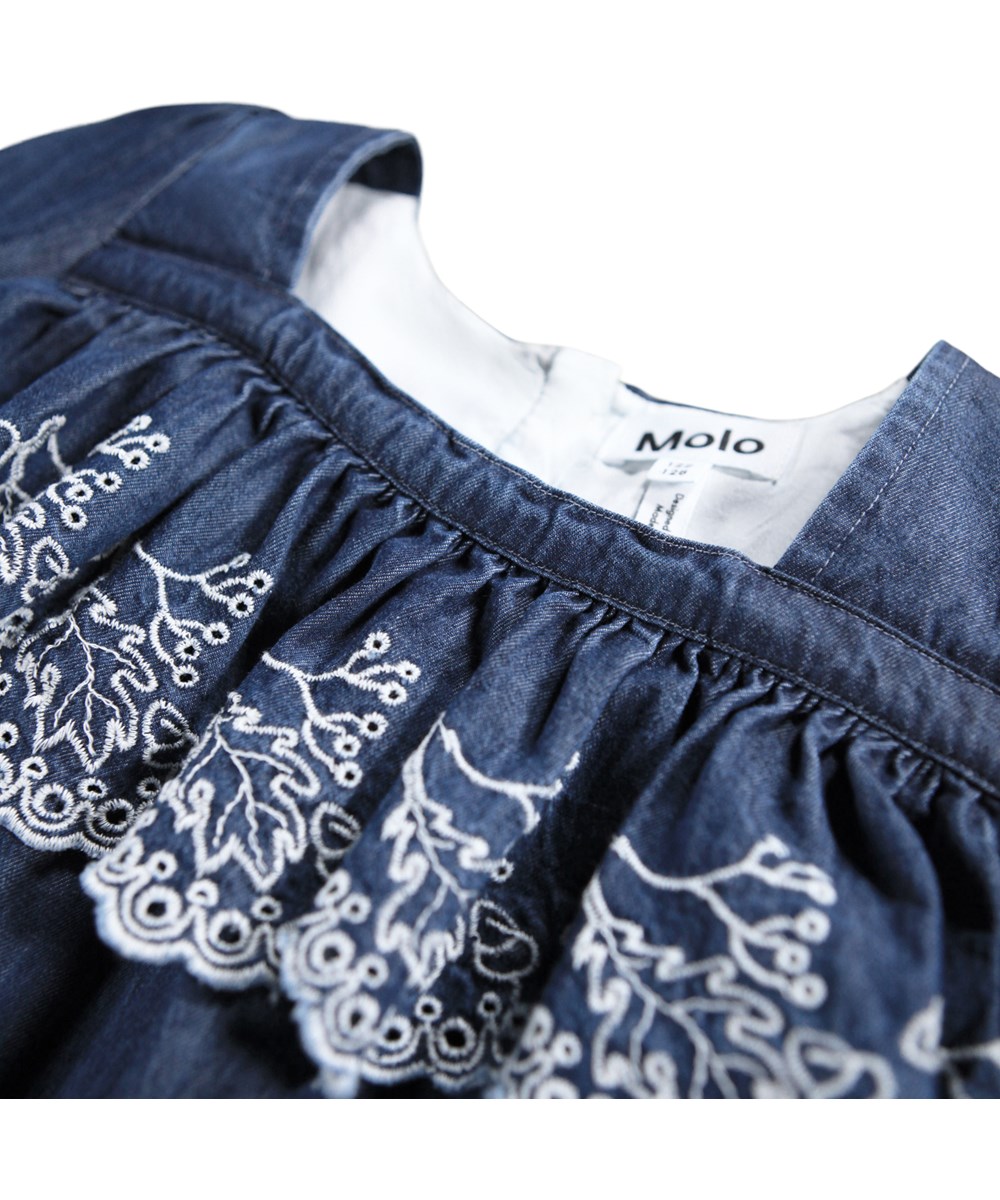 Camitty - Oak Embroidery - Långärmad blå klänning för barn tillverkad av ekologisk bomullschambray.