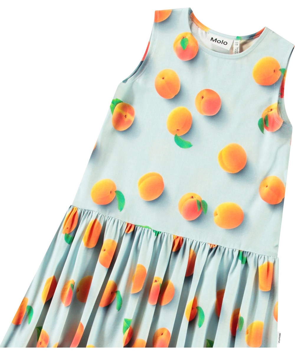 Candece - Fresh Apricots - Ljusblå klänning för barn i mjuk ekologisk bomullsjersey med en rund hals och en midjesöm.