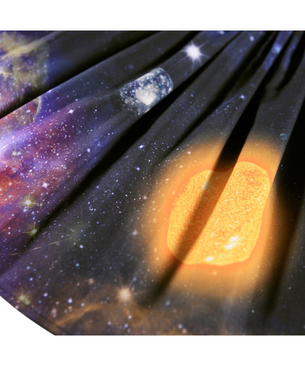 Casie Warm - Made Of Stardust - Långärmad svart klänning för barn tillverkad av ekologisk bomull med en kjol av borstad bomullsfleece.