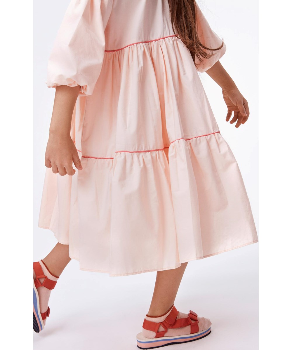 Casta - Petal Blush - Rosa klänning med puffärmar