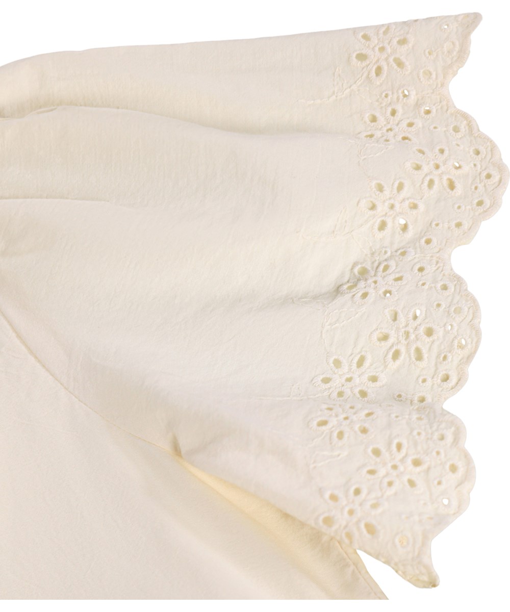 Caya - Pearled Ivory - Off-white klänning för barn i ekologisk bomull med broderie anglaise