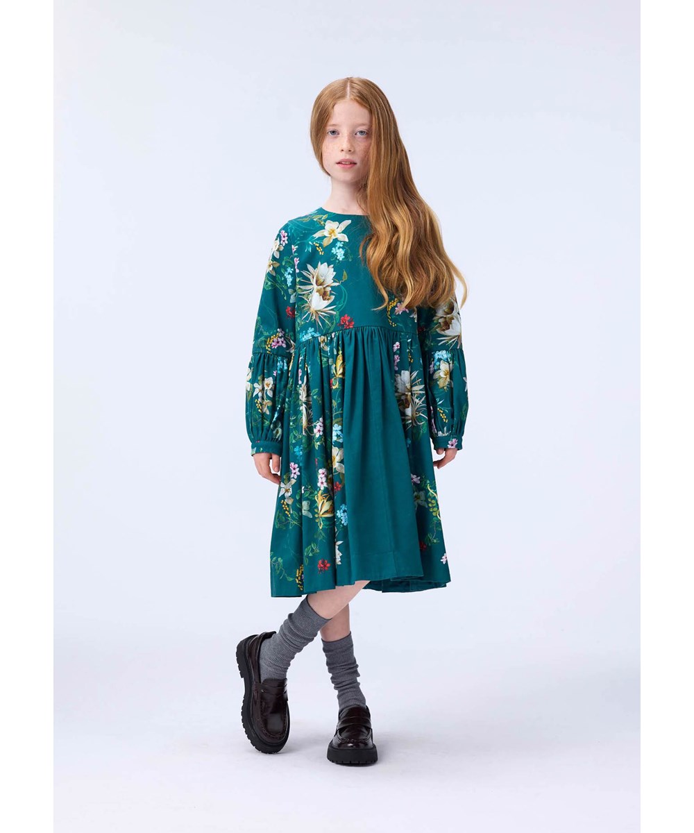 Cece - Cosmic Paisley - Lång grön klänning i ekologisk bomullspoplin med blommigt mönster.