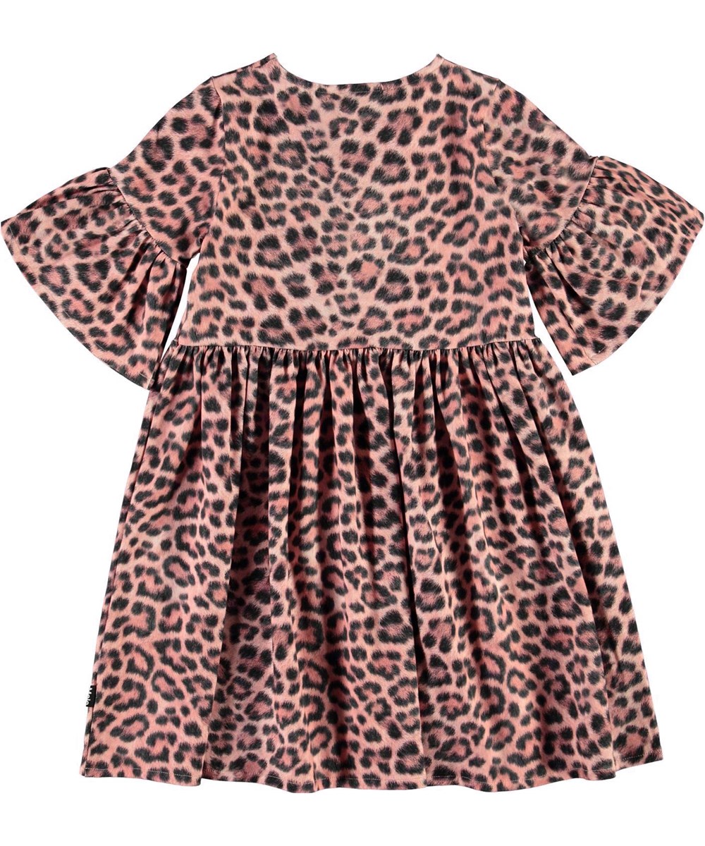 Chasity - Rose Jaguar - Ekologisk klänning i rosa med leopard och volangärmar.