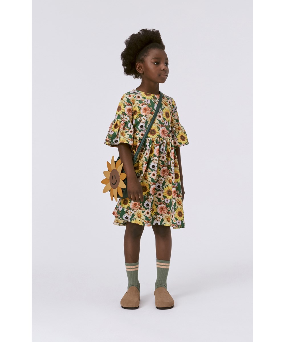 Chasity - Vintage Floral - Grön knälpng ekologisk klänning med volym i ärmar och blommigt mönster.