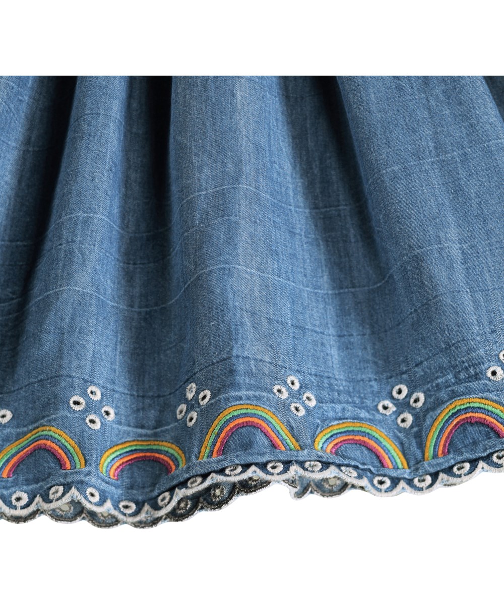 Cherinne - Wonder Rainbow - Långärmad jeansklänning för barn i ekologisk bomull med broderie anglaise