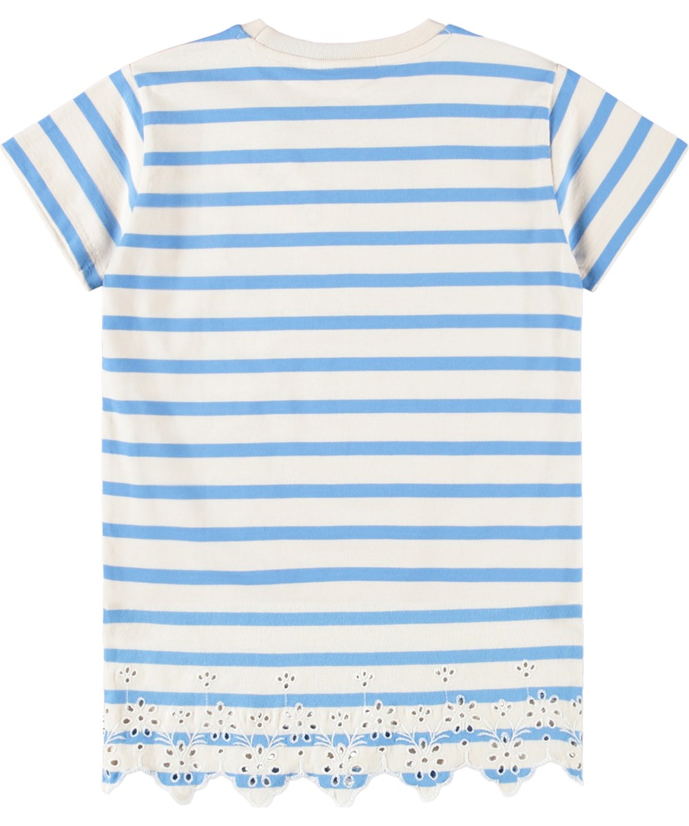 Cherry - Fresh Stripe - Blå och benvit T-shirtklänning för barn i ekologisk bomull med broderie anglaise