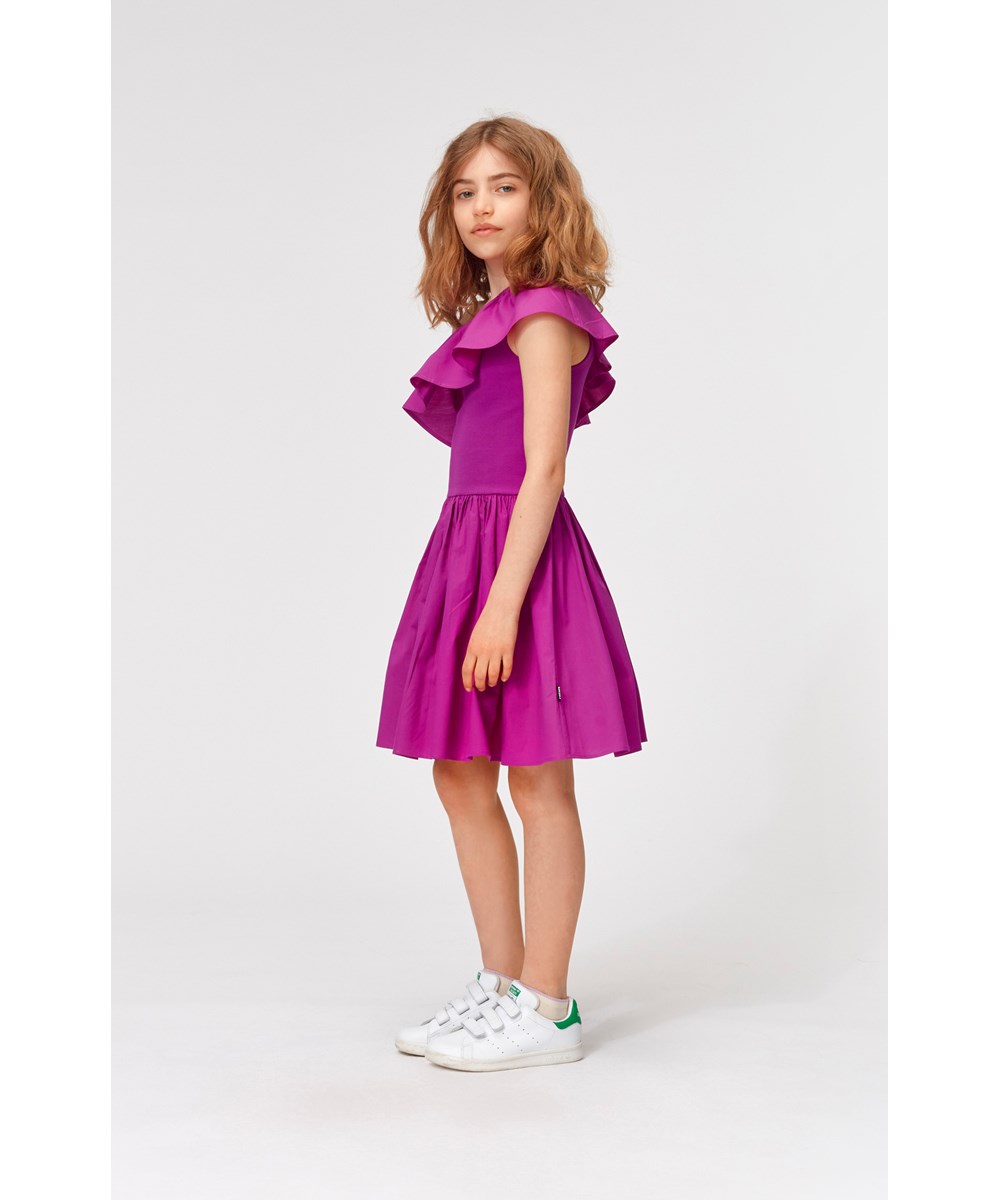 Chloey - Grape - Ekologisk lila asymmetrisk klänning med volangkant.