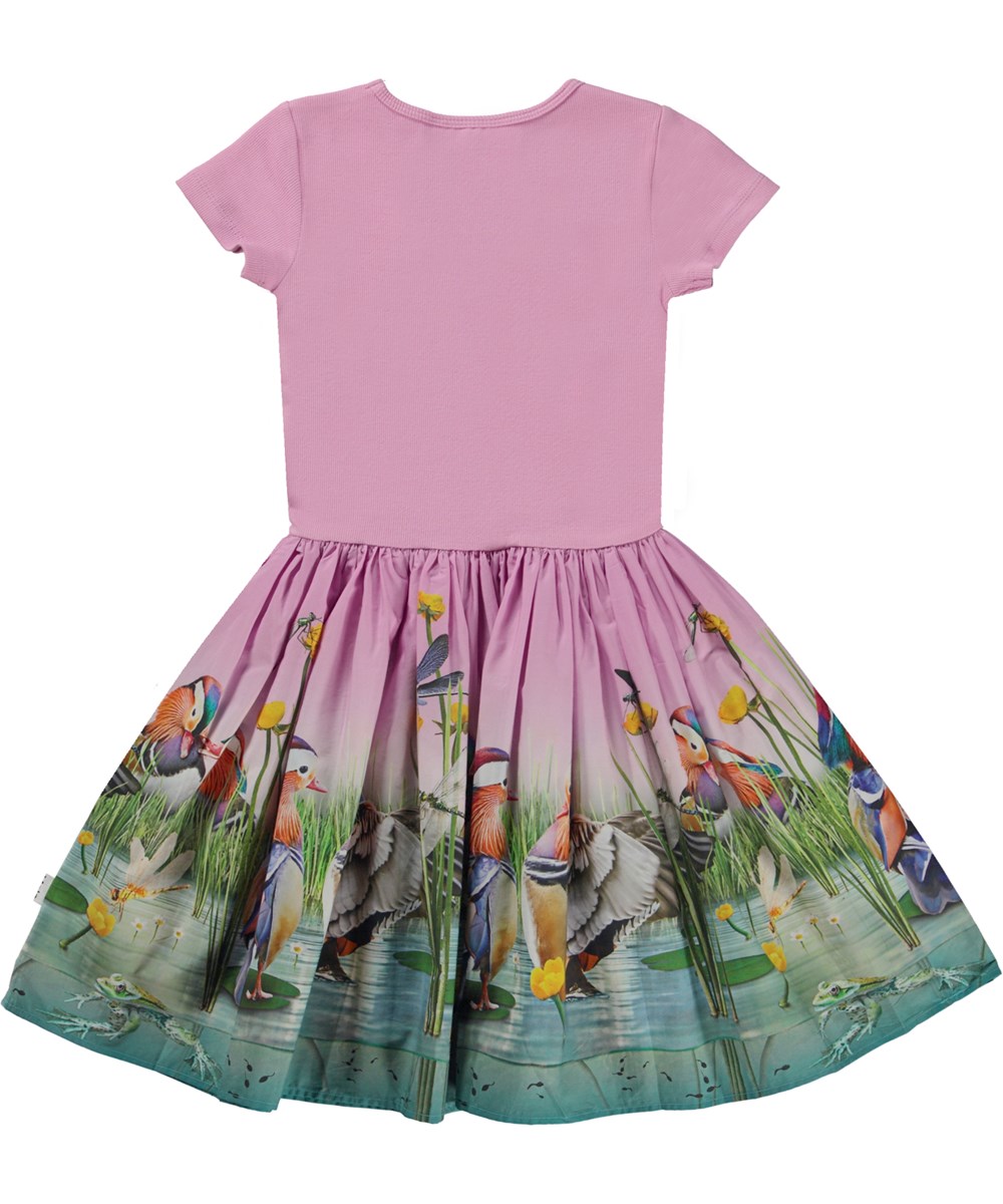 Cissa - Dashing Ducks - Ekologisk rosa klänning med poplinkjol och damm och fåglar.