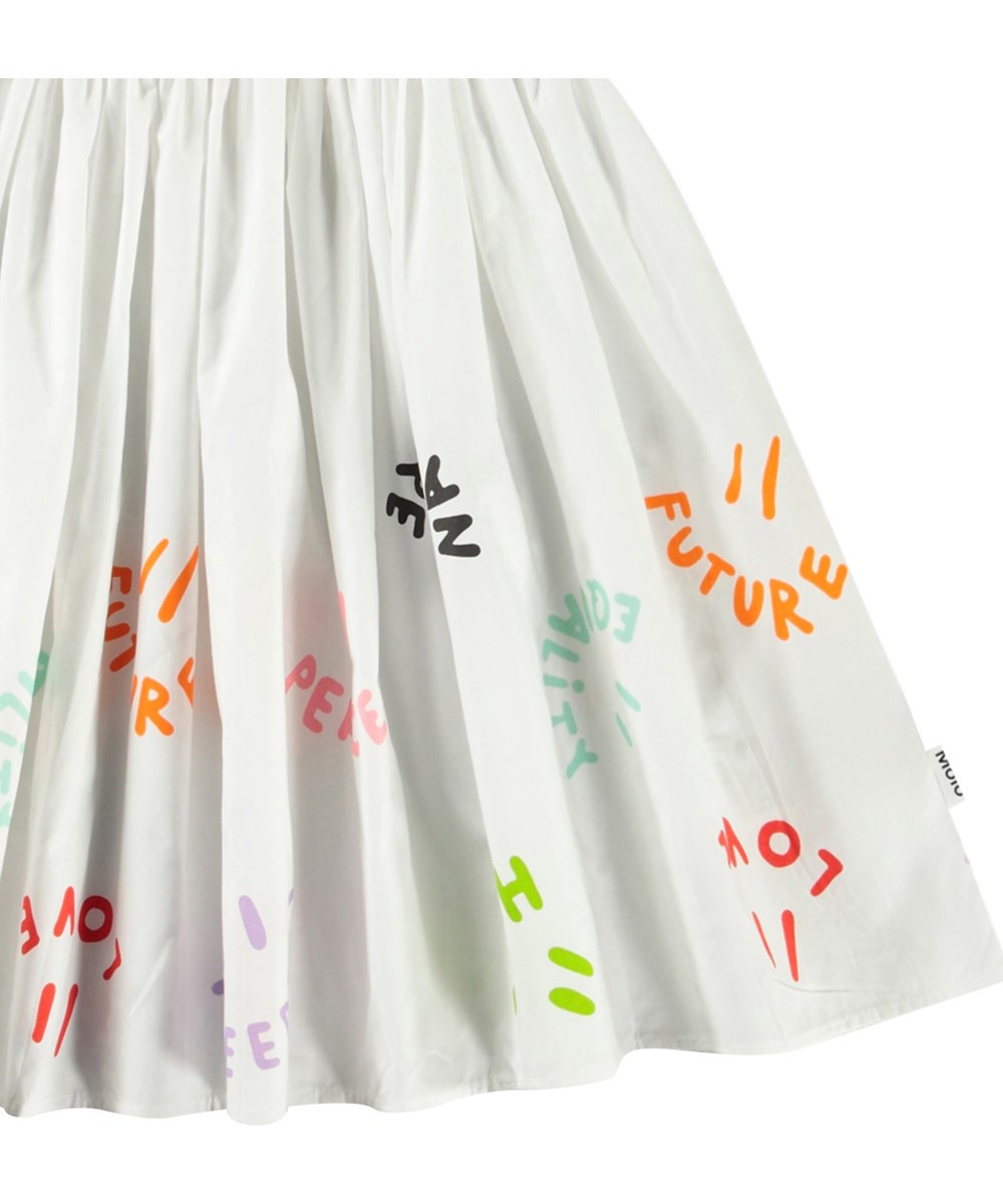 Cissa - Words Of Hope - Vit kortärmad klänning för barn i ekologisk bomull med en tajt ribbad jerseytopp och poplinskjol.