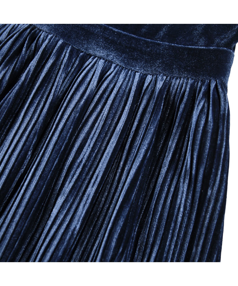 Cyrilli - Mystic Blue - Knälång blå klänning för barn i velour med en vacker veckad kjol.